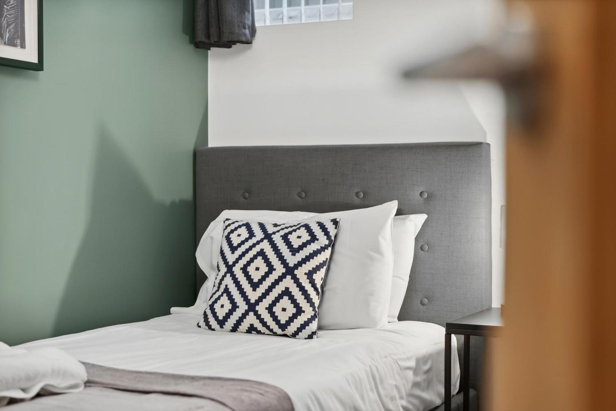 Corinium Lodge - Town Centre Apartment Cirencester Esterno foto